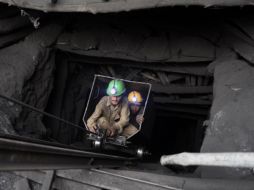 Los equipos de rescate logran recuperar un cuerpo luego de una explosión en Pakistán. EFE  /