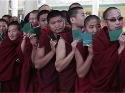 Monjes hacen fila para votar para elegir al nuevo primer ministro, en la ciudad india de Dharamshala. AP  /