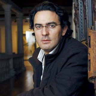 Juan Gabriel recibe el Premio Alfaguara de Novela 2011