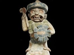 En la fotografía se observa una escultura llamada ''Gran divininidad maya sentada'' perteneciente a la colección subastada. EFE  /