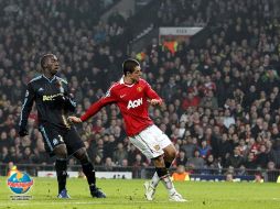 Javier 'Chicharito' Hernández lanza un tiro durante el partido contra el Olympique. MEXSPORT  /