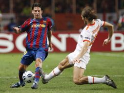 Dmytro Chygrynskiy compitiendo por el balón contra Lionel Messi. EFE  /