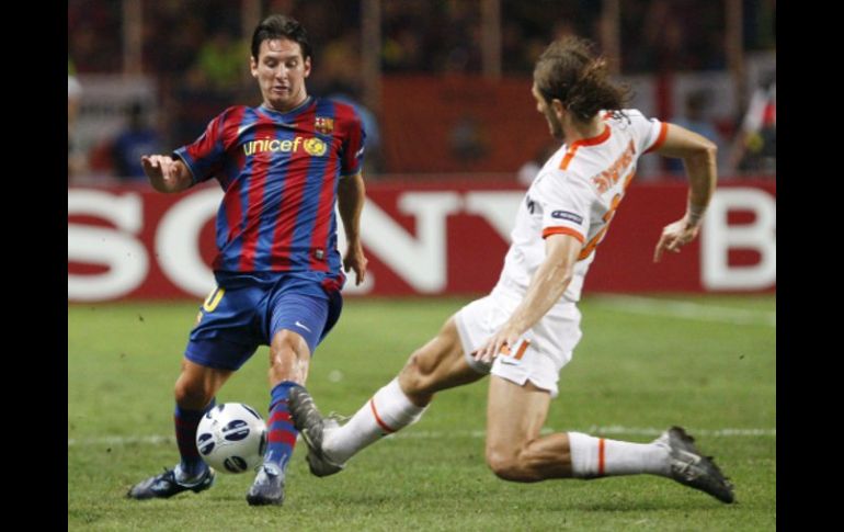 Dmytro Chygrynskiy compitiendo por el balón contra Lionel Messi. EFE  /