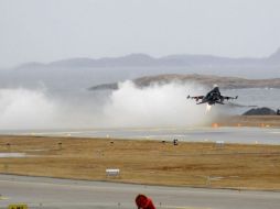 Uno de los cohetes cayó en el interior de la base, provocando sólo pequeños daños materiales. EFE  /