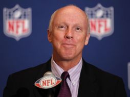 Rich Mckay, del comité de competencias de la NFL, durante una rueda de prensa, explica las acciones tomadas por los dueños. AP  /