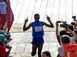 Julius Ketter llega a la meta y se corona campeón del Medio Maratón Zapopan 2011. E. BARRERA  /