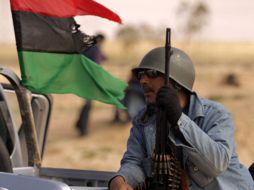 Opositores al régimen del coronel Muamar Gadhafi descansan en una de las carreteras de Ajdabiya. AFP  /