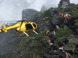 Un rescatista desciende de un helicóptero en busca de los dos cuerpos. AP  /