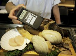 Un cocinero comprueba los niveles de radiación de unos moluscos procedentes de la zona japonesa. EFE  /