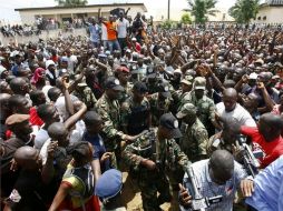 La misión de paz, reporta a hombres de Gbagbo reparando un helicóptero de ataque y lanzaderas de cohete. ARCHIVO  /