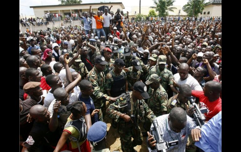 La misión de paz, reporta a hombres de Gbagbo reparando un helicóptero de ataque y lanzaderas de cohete. ARCHIVO  /