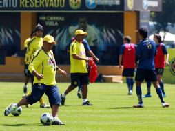 Carlos Reinoso, entrenador del América, pone el ejemplo en un entrenamiento del equipo. MEXSPORT  /