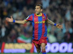 Dani Alves ha llegado a un acuerdo con el Barcelona para jugar hasta el 2015. AFP  /