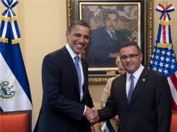 Mauricio Funes recibe a Obama con un apretón de manos. EFE  /