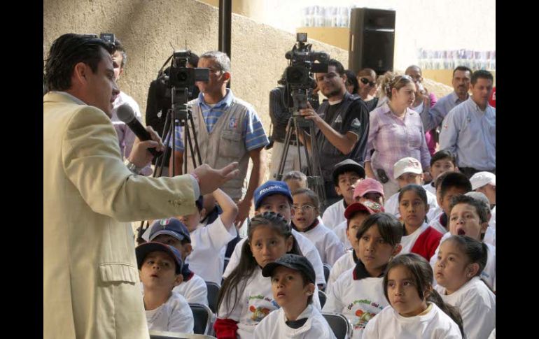 Estudiantes de primaria, en compañía de Aristóteles Sandoval, visitaron el parque Los Colomos. A. CAMACHO  /