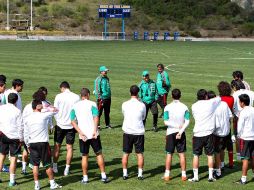 José Manuel de la Torre dando indicaciones a los seleccionados en la práctica de hoy. MEXSPORT  /