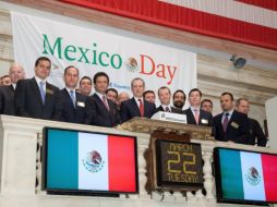 El embajador de México en Estados Unidos, Arturo Sarukhán encabezó la apertura de la Bolsa de Nueva York. EFE  /