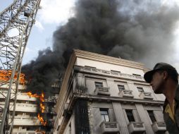Vista del incendio en el Ministerio del Interior de El Cairo. REUTERS  /