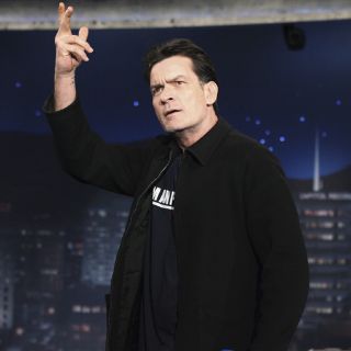 Ordenan prueba psicológica para Charlie Sheen