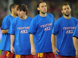 Messi, Milito y Mascherano, previo al cotejo del fin de semana pasado contra el Getafe, apoyando a su compañero Eric Abidal. AFP  /