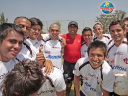 Alberto Padilla, coordinador general de fuerzas básicas de Atlas, posa con con sus pupilos. S. NUÑEZ  /