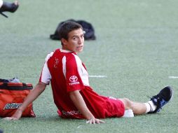 Érick Torres utiliza una bolsa con hielo en su pierna derecha, debido a un golpe que no le permitió entrenar. E. PACHECO  /
