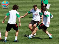 Javier Hernández disputa la pelota con Gerardo Torrado. MEXSPORT  /