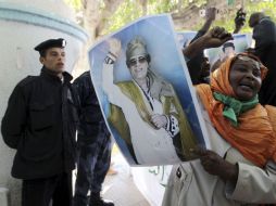 Una mujer muestra un retrato del líder libio durante una protesta contra los ataques aéreos de fuerzas de la OTAN sobre Trípoli. EFE  /