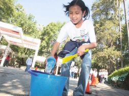Autoridades y usuarios del Bosque Los Colomos conmemoraron ayer el Día Mundial del Agua. A. CAMACHO  /