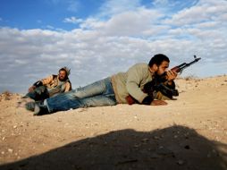 Rebeldes libios toman posiciones en el desierto en un bastión de los insurgentes asediado por las fuerzas de Gadhafi. EFE  /