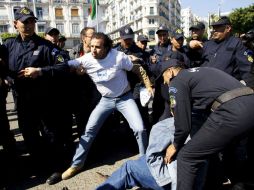 Varias decenas de manifestantes se echaron a las calles de Argelia para enfrentarse con la policía. EFE  /