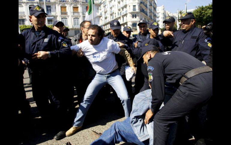 Varias decenas de manifestantes se echaron a las calles de Argelia para enfrentarse con la policía. EFE  /