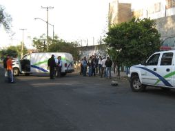 Policías municipales, elementos de la Procuraduría estatal y peritos del Semefo acudieron a indagar el crimen. O. RUVALCABA  /