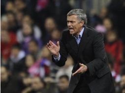 El técnico del conjunto merengue, el portugués José Mourinho, dando instucciones a sus jugadores. AFP  /