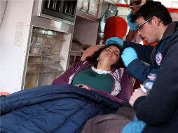 Una mujer es atendida después del ''atentado'' a una parada de autobús en Jerusalén. EFE  /