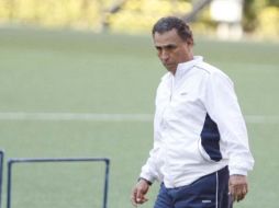 José Luis Real en el entrenamiento de ayer de Chivas. E. PACHECO  /