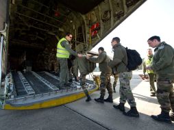 Soldados franceses suben a un avión para participar en las operaciones militares en Libia. EFE  /