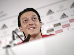 Mesut Özil, habló de sus objetivos en una conferencia de prensa. EFE  /