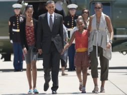 El presidente y su familia al abordar el avión que los devolverá a Estados Unidos. AFP  /