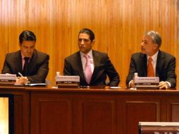 Emilio González (der.) acudió al tercer informe de labores de la UdeG, al igual que Aristóteles Sandoval (izq.). ESPECIAL  /