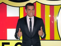 Dani Alves después de la firma del contrato con el Barcelona. REUTERS  /