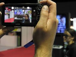 Una persona muestra la cámara REAL 3D W3 que permite grabar vídeo e imágenes y reproducirlas sobre cualquier sistema doméstico. EFE  /