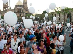 Los marchistas liberaron globos blancos con la leyenda ''No más violencia''. E. PACHECO  /