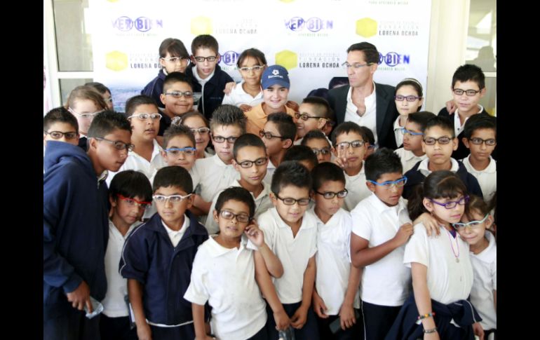 La golfista tapatía Lorena Ochoa (al centro) posa con algunos de los niños del Centro Educativo La Barranca. E. PACHECO  /
