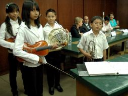 Algunos de los niños que integran la Orquesta de Lomas del Paraíso. ESPECIAL  /