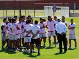 Rafael Lebrija (de pantalón largo) habla con los jugadores al inicio del entrenamiento. MEXSPORT  /