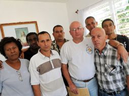 Félix Navarro  posa en su casa con otros opositores en el poblado de Perico. EFE  /
