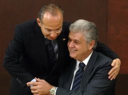 Calderón distinguió la labor de Elías Ayub al frente de CFE por llevar energía eléctrica al 98 por ciento de los hogares. NOTIMEX  /