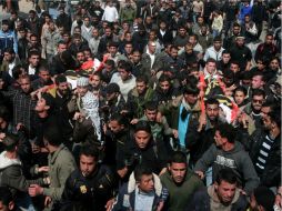 Palestinos cargan los cuerpos de dos militantes de la Jihad Islámica que murieron en ataques aéreos. NOTIMEX  /