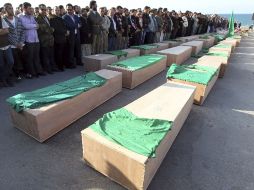 Sobre los ataudes fueron colocadas banderas verdes representativas de la revolución islámica. EFE  /